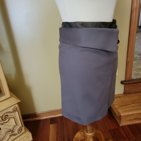 🔥SOLD🔥GUCCI | FALL 2010 RUNWAY GREY MINI SKIRT GOLD BAND - Picture 8 of 14